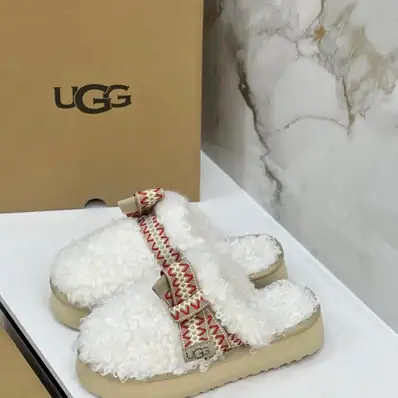 Ugg Slippers — slides, real photo